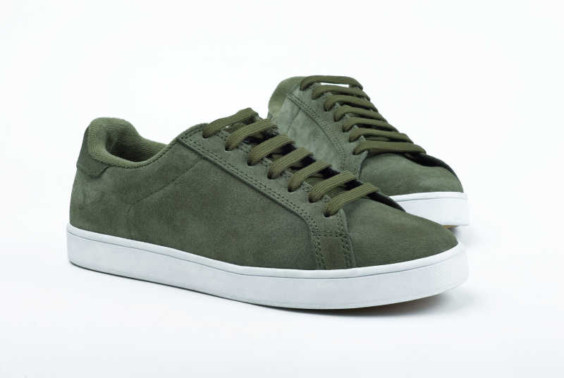 一双绿色运动鞋