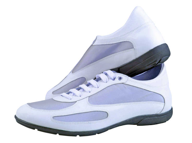 白色背景下的橡胶球鞋