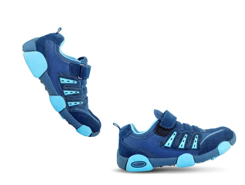 白色背景下步行的球鞋