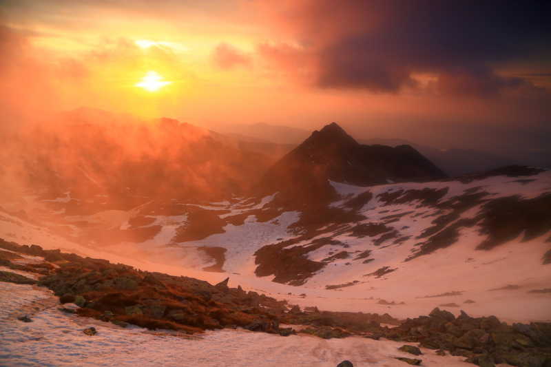夕阳下雪山上的天空和云朵景观