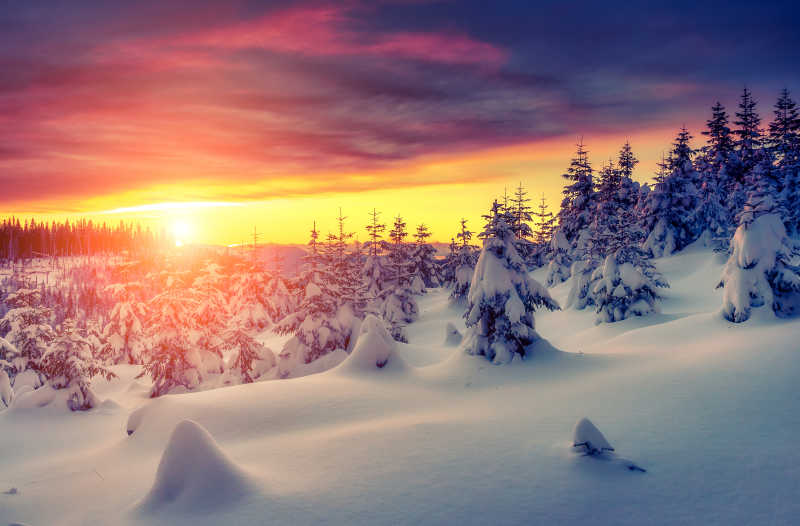 冬季雪山上美丽的晚霞