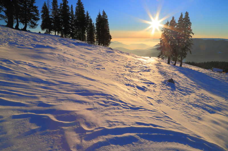 夕阳落在雪山上美丽景色
