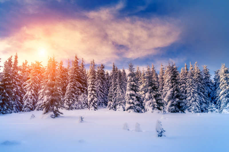 阳光灿烂的傍晚雪山景观