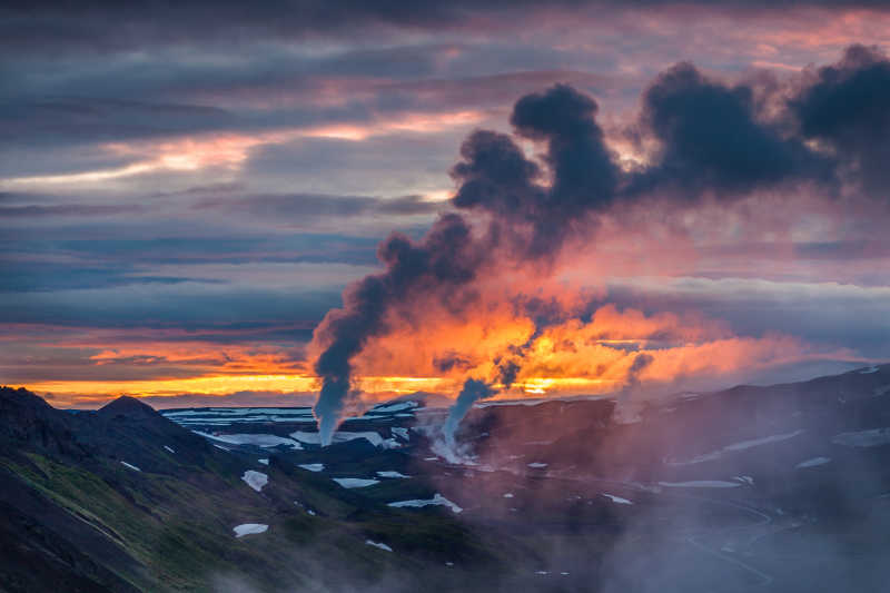 美丽的火山背景图片 雪地山脉间的美丽的火山背景素材 高清图片 摄影照片 寻图免费打包下载