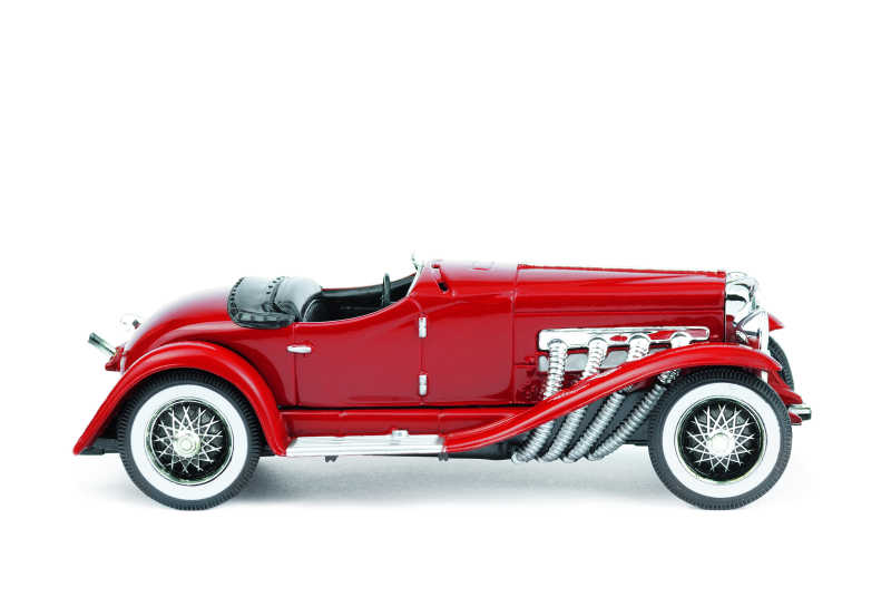 白色背景下的深红色复古轿车