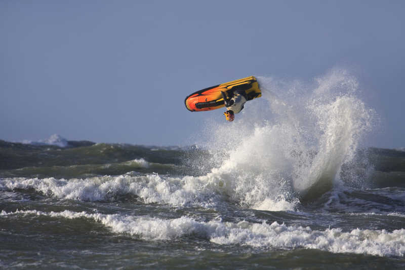 摩托艇的一个漂亮后空翻