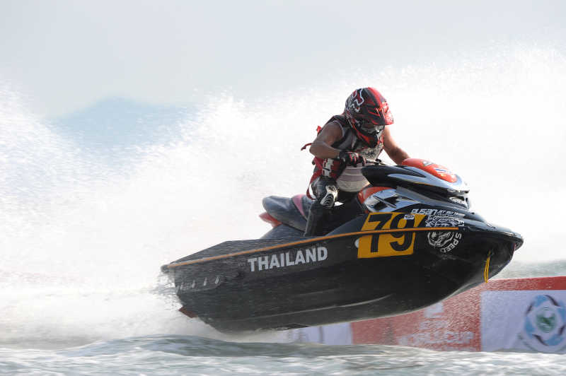 骑着摩托艇跃出水面的参赛者