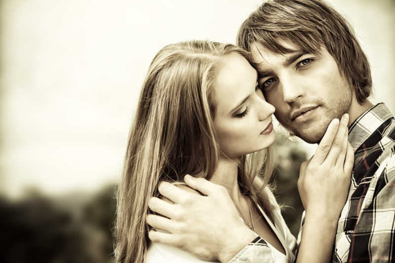 热恋中的情侣温柔的拥抱着对方