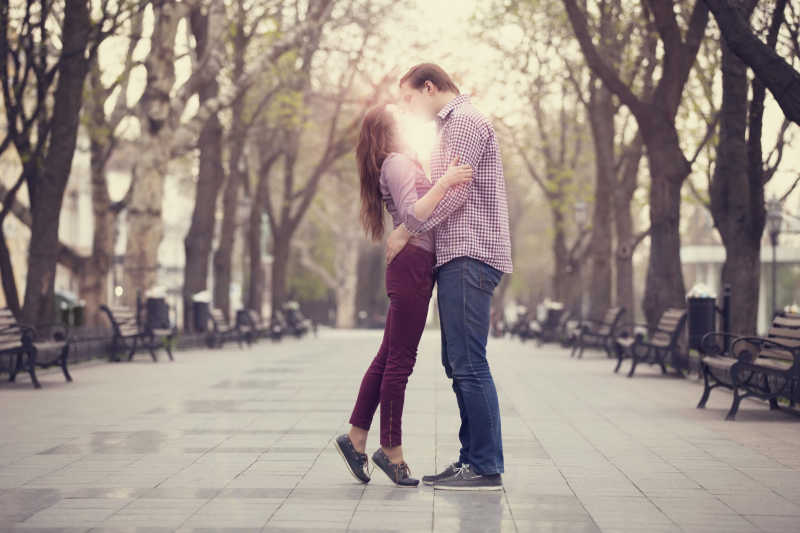 在公园小路上接吻的情侣