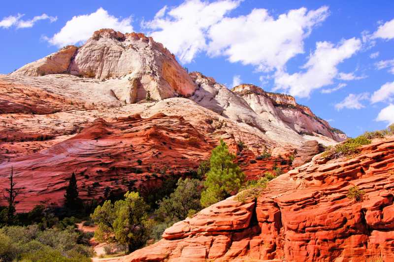蓝天白云下的美国的五彩山峰