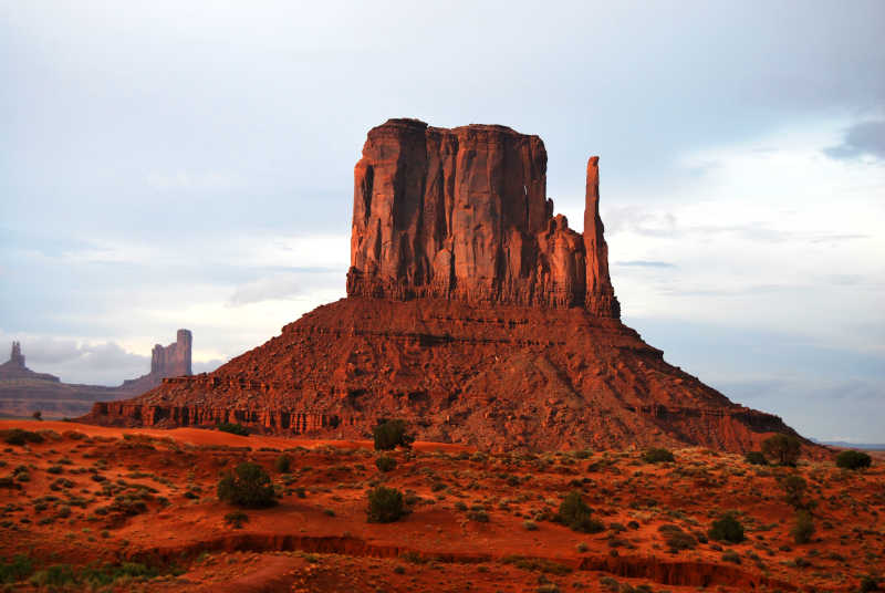 天空下的纪念碑山谷