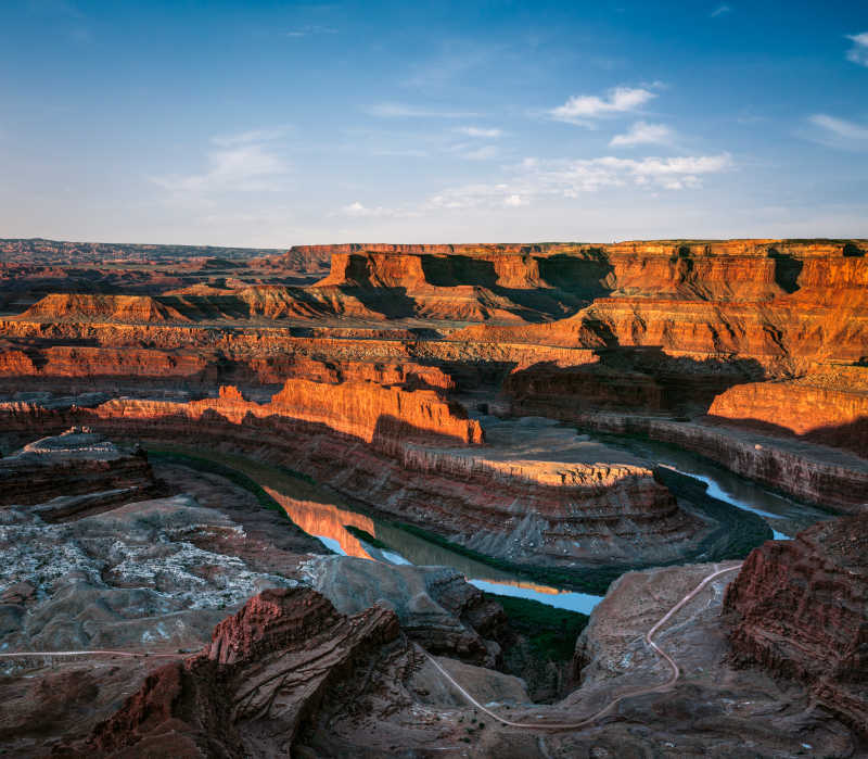 蓝天白云下有山有水的大峡谷