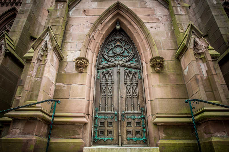 旧哥特式教堂的木门