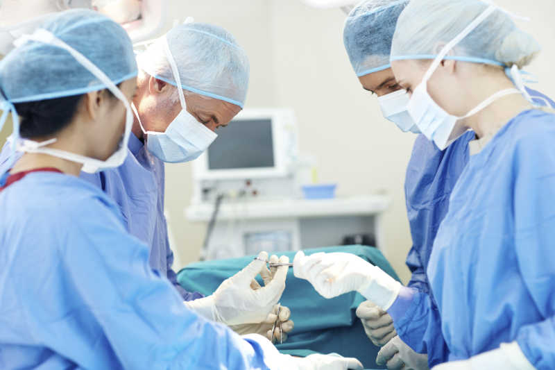 手术室里医生们正在工作