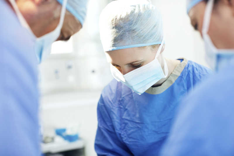 穿着工作服正在工作的医生