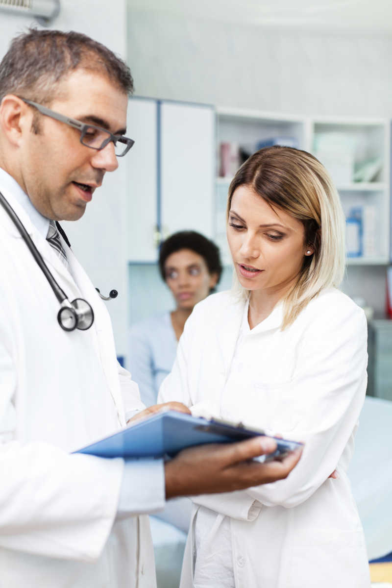 医院里医师在交流病例