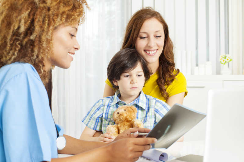 母亲带孩子去医院咨询医师