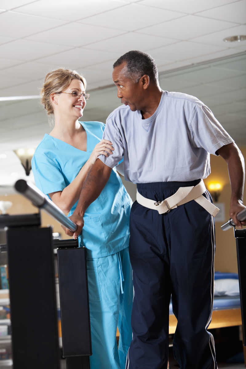 医生在帮助病人恢复健康