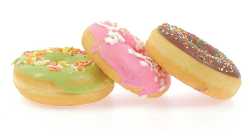 白色背景下不同颜色的甜甜圈