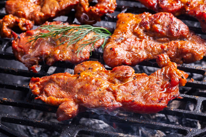 烤架上即将烤熟的肉