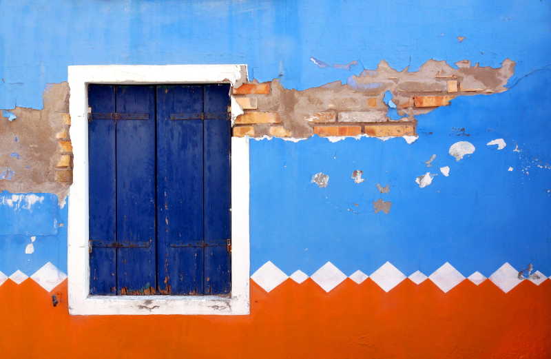 蓝橘色的墙壁
