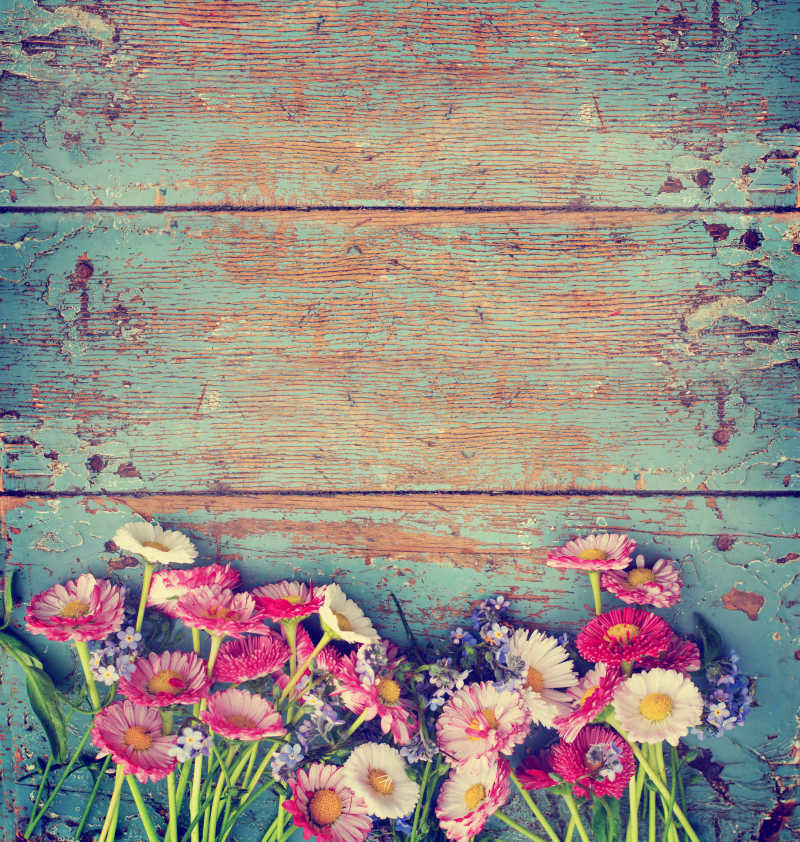 老式木制背景下的花朵
