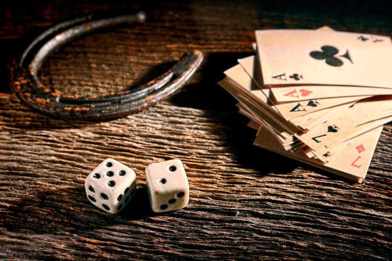 木桌上的扑克和游戏骰子