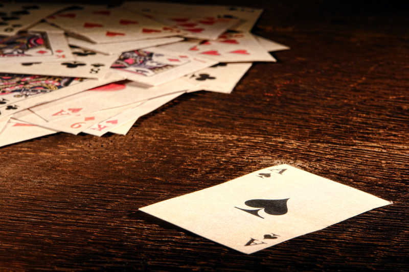 木桌上的黑桃王牌扑克牌
