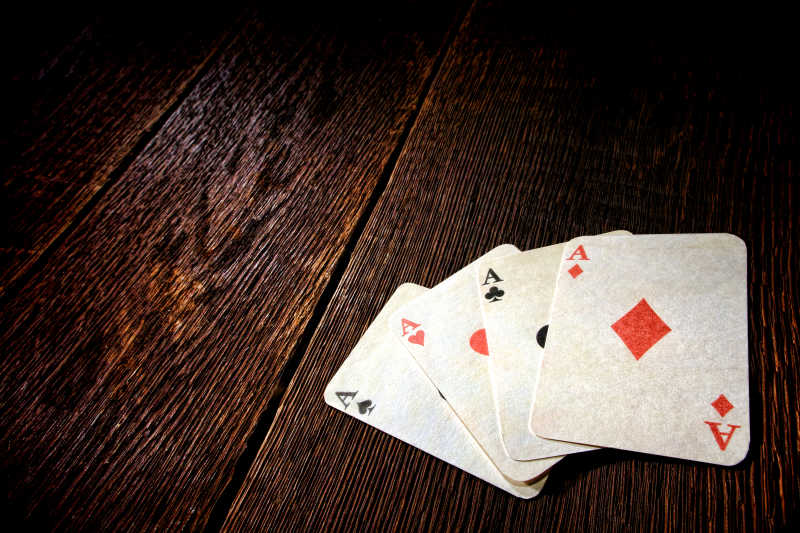 风化木材上的四张扑克