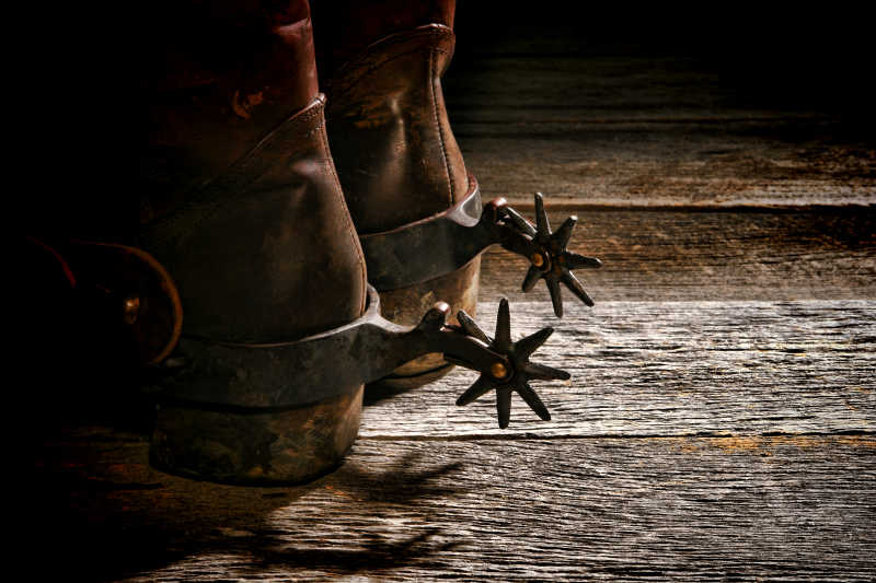 木板上骑马传统的皮革牛仔靴