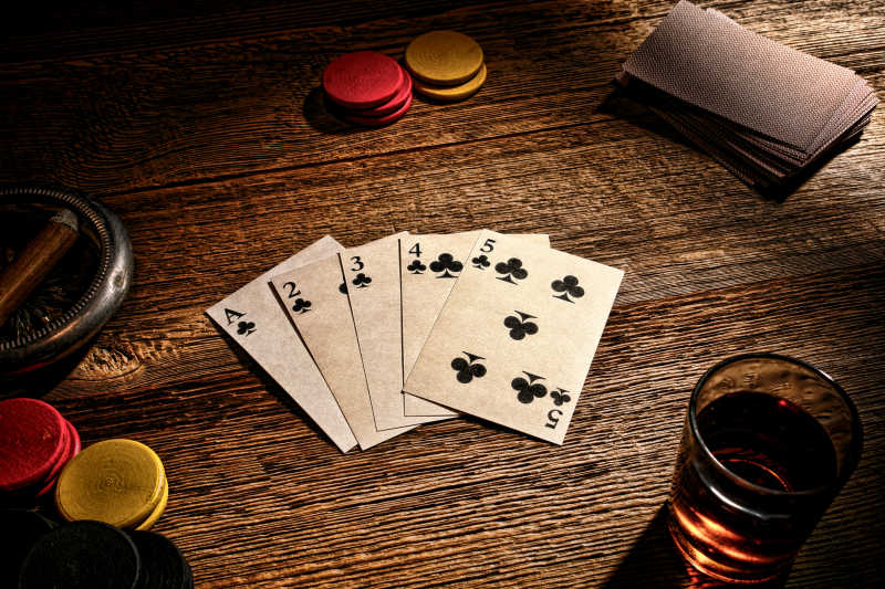 桌子上的扑克游戏与老式扑克牌显示
