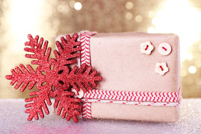 桌子上的礼品盒