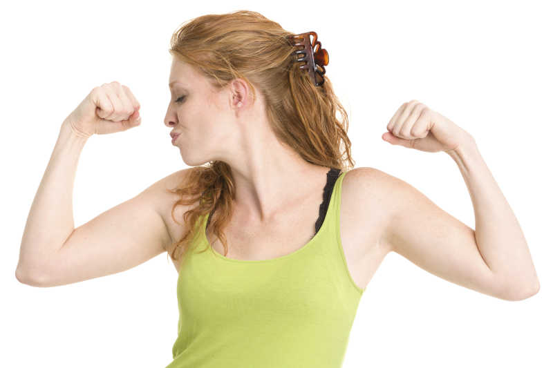 展现手部力量的女人