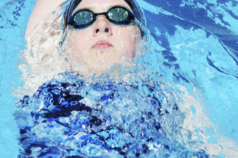 游泳的女运动员