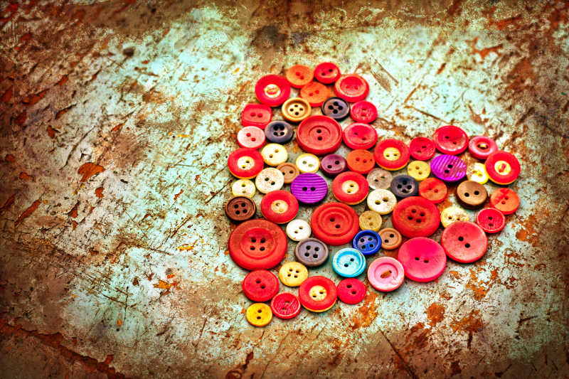 旧的彩色按钮红色心背景