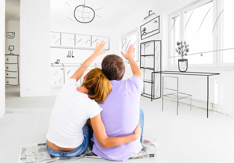 年轻的夫妇在新房子里规划设计家装