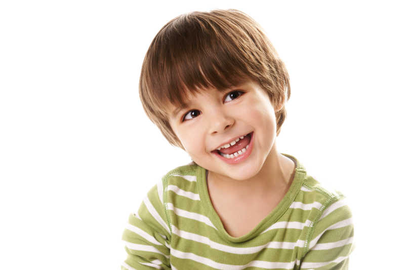 白色背景下幸福快乐的小男孩肖像