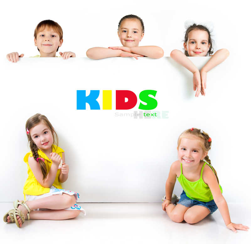 白色背景下可爱的孩子们