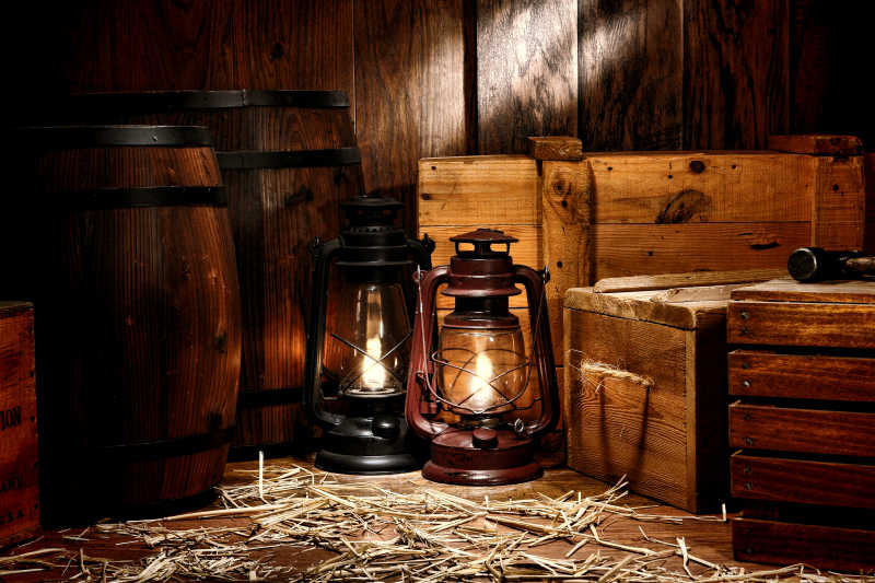 旧式煤油灯和库房老式木箱容器