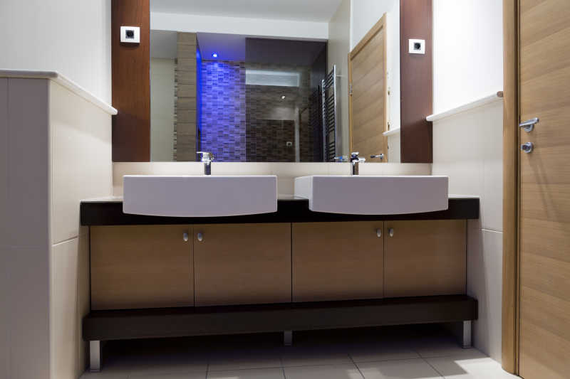 装修现代的浴室