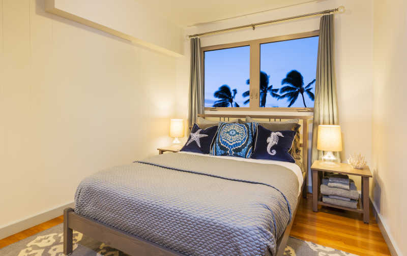 有一扇窗户和床的卧室