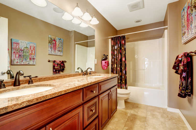 装修明亮的浴室