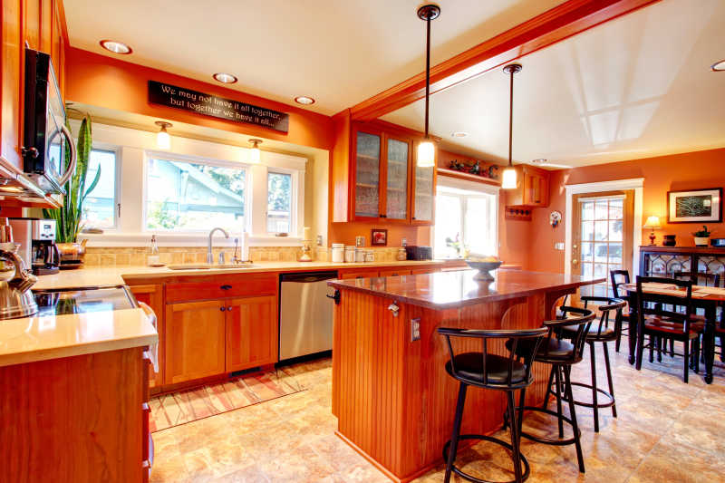 明亮的木质厨房