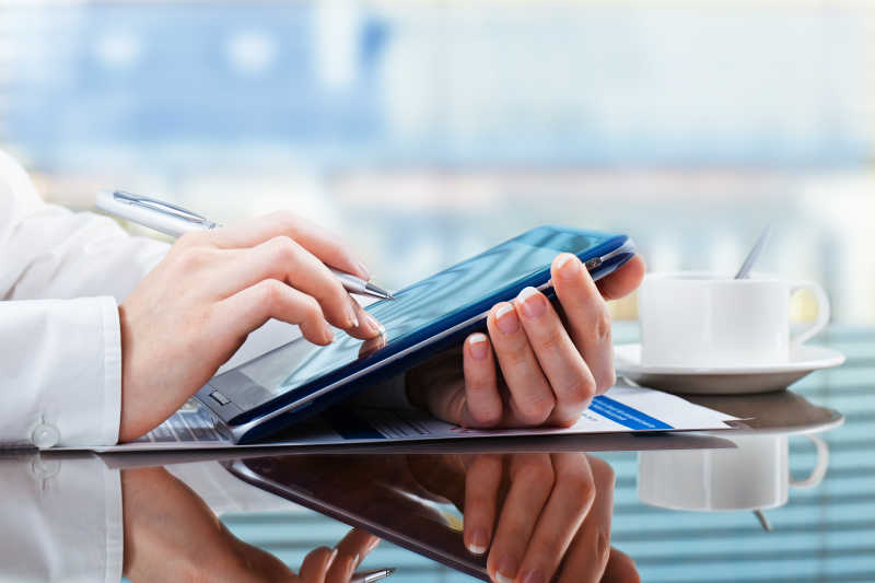 用平板工作的会计