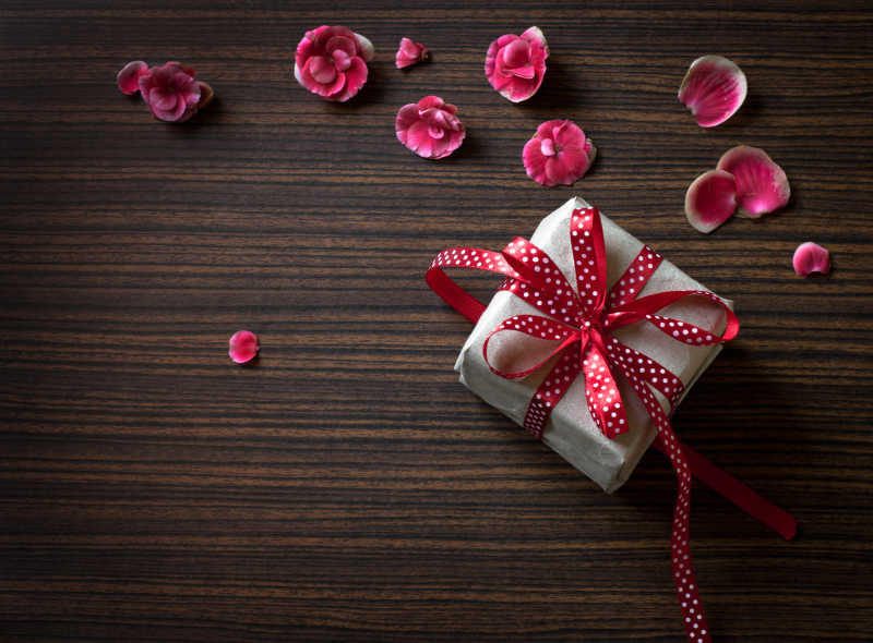 玫瑰花瓣与精品礼盒