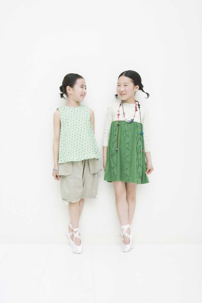 踮着脚尖的两个小女孩