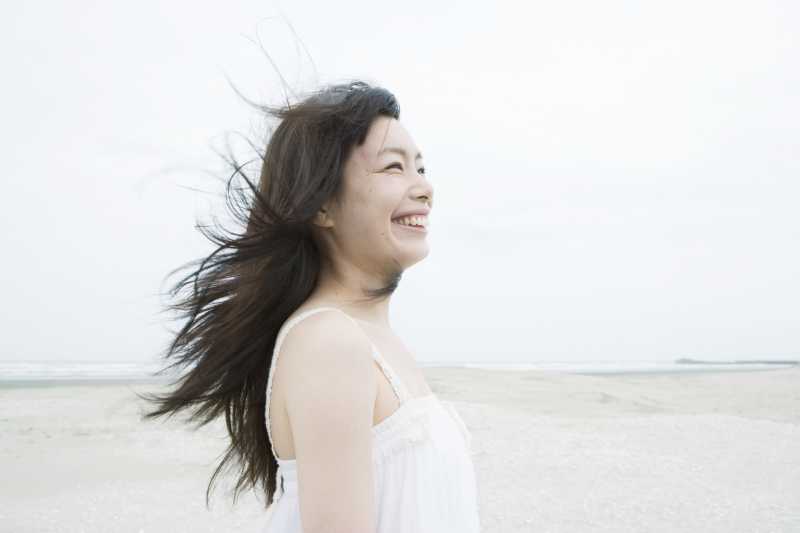 沙滩上微笑着的美女