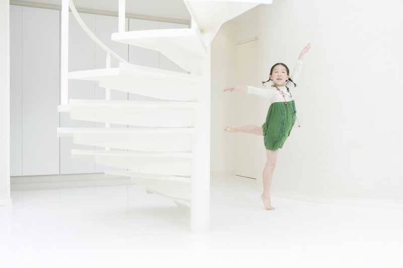 在楼梯下跳舞的小女孩