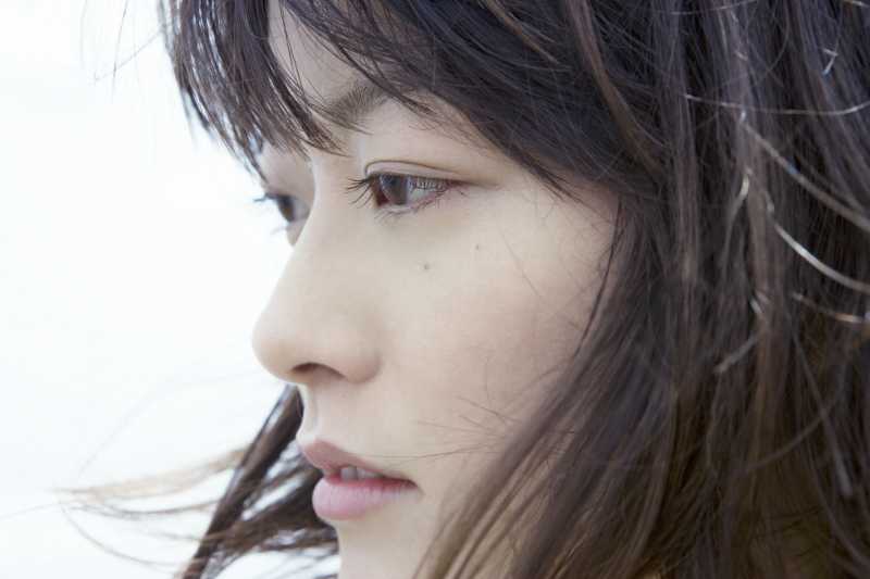 黑发女孩脸部特写