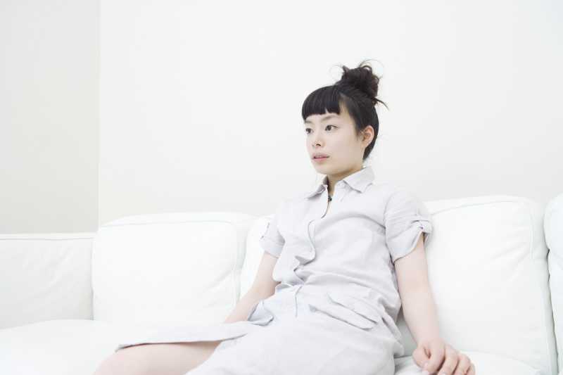 悠闲的坐在沙发上的美女